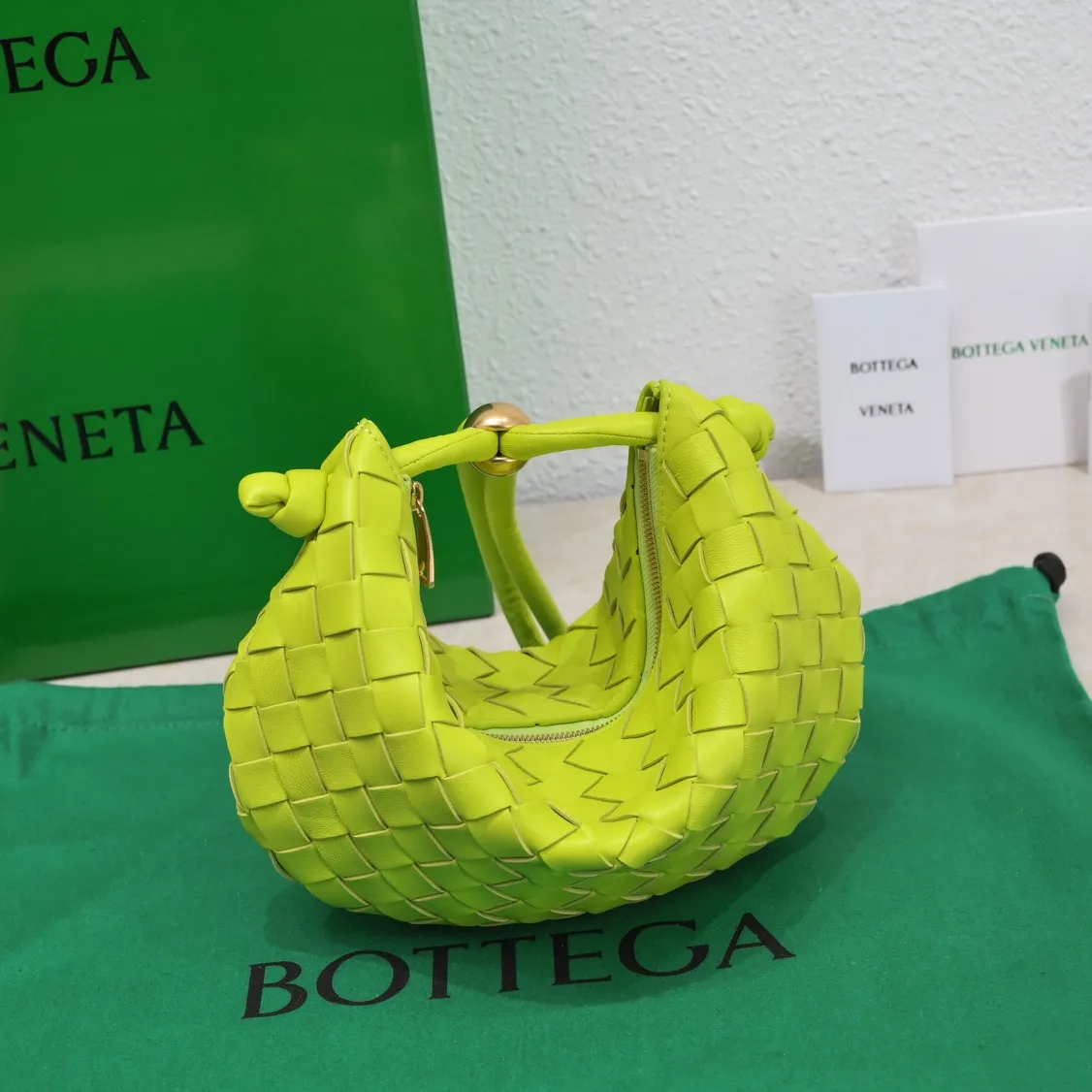 Batch 1220 BV has released new products. The small size TURN #recommended new hot style is still the classic woven logo that we can recognize at a glance. It is really a unique style that is familiar and unfamiliar! Made of sheepskin braiding, with beautiful gold beads on the shoulder straps for free adjustment. You can switch between the shoulder bag and the handbag at will. It has a concave and convex shape anytime and anywhere. It is a practical king with a unique personality. It also has the right color combination that can be sweet or salty. It is full of style. It is a beautiful summer catwalk style. Pull it out quickly. Small size: 29*3*19. Model: 6699-2#